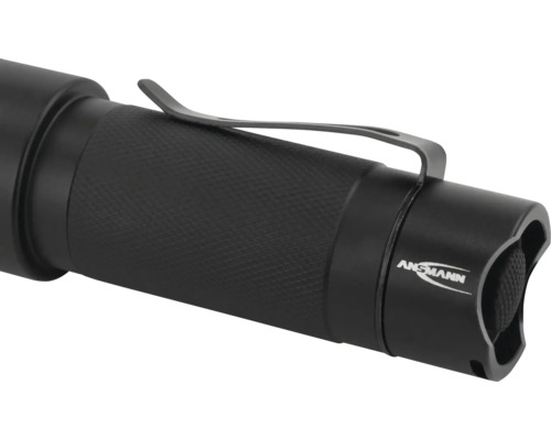 Gros plan d''une lampe de poche noire Ansmann avec clip