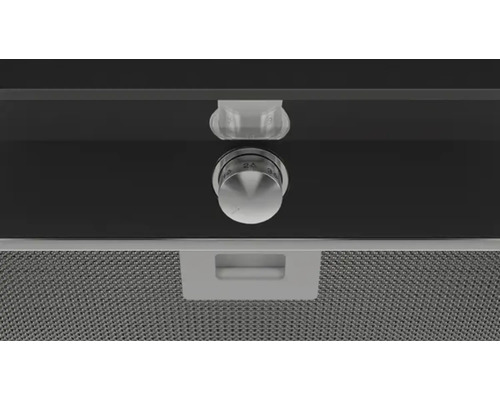 Detailansicht einer Dunstabzugshaube mit Bedienknopf und Fettfilter