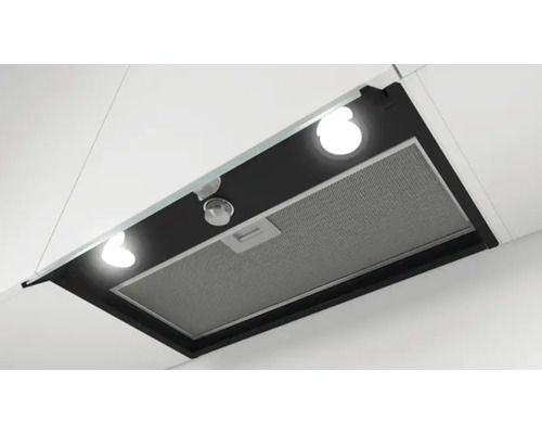 Dunstabzugshaube mit Beleuchtung und Metallfilter unter einem Küchenschrank