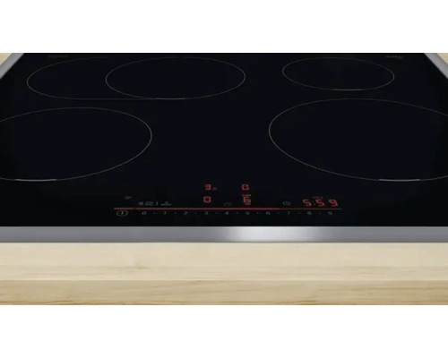 Plaque de cuisson noire avec quatre zones de cuisson