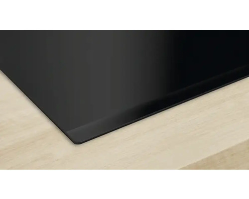 Vue détaillée d''une plaque de cuisson sur un plan de travail