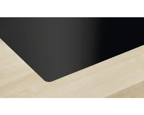 Vue détaillée d''un plan de travail avec une surface sombre et un cadre en bois clair.