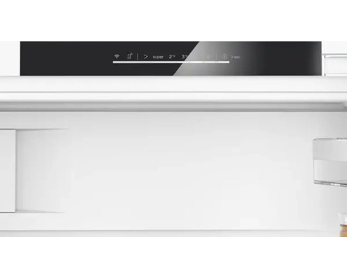 Innenansicht eines Kühlschranks mit digitalem Display