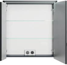 Armoire de toilette ouverte avec deux étagères en verre et prise de courant