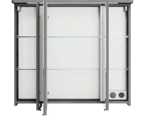Offener Spiegelschrank mit drei Türen und Glasablagen.