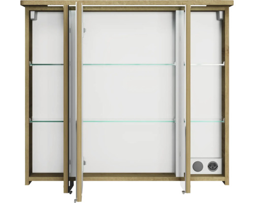 Geöffneter Spiegelschrank mit drei Türen, Glasablagen und Steckdose