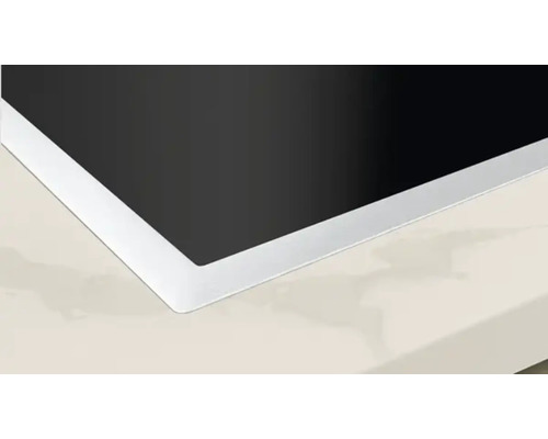 Detailansicht eines schwarzen Kochfelds mit silberfarbenem Rahmen