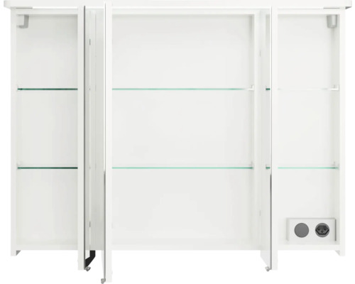 Geöffneter weisser Spiegelschrank mit Glasablagen und Steckdosen für das Badezimmer.