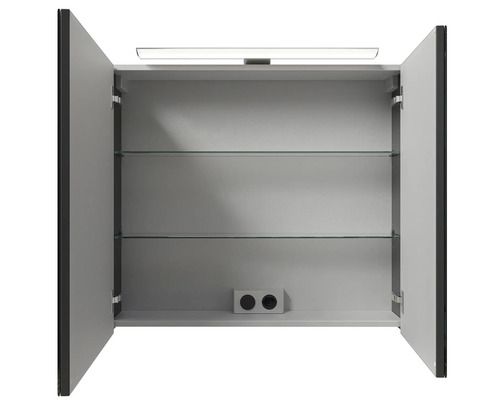 Armoire de toilette ouverte avec deux étagères en verre, une lampe et une prise de courant