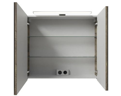 Geöffneter Spiegelschrank mit zwei Glasböden und Steckdose