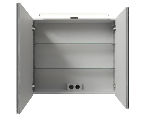 Geöffneter Spiegelschrank mit zwei Glasböden und Licht