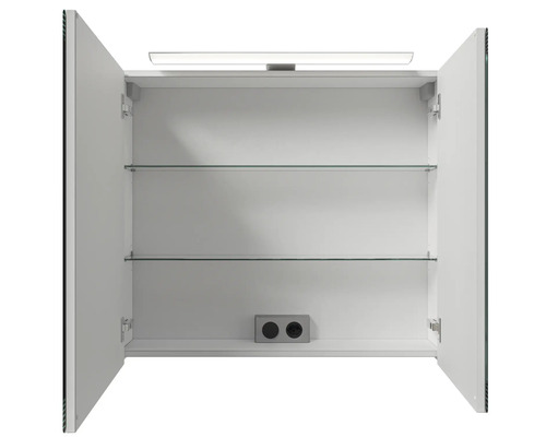 Geöffneter Spiegelschrank mit Glasböden und Beleuchtung