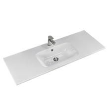 Plan de toilette avec lavabo et robinetterie