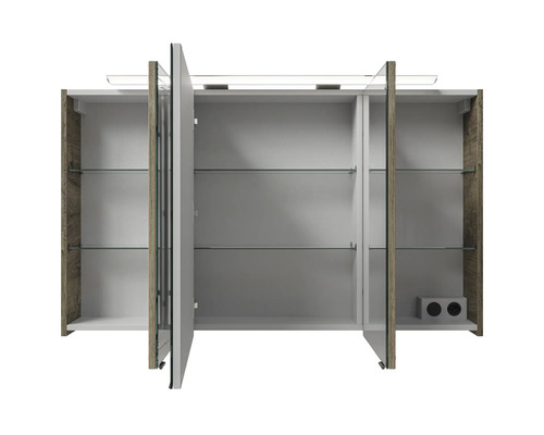 Armoire de toilette ouverte avec trois portes, étagères en verre et éclairage