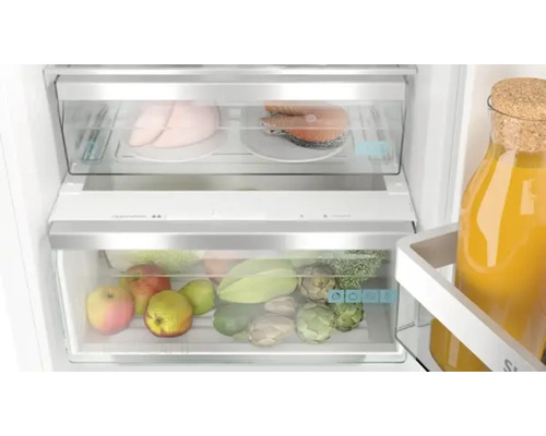 Vue intérieure d''un réfrigérateur avec des aliments dans des tiroirs