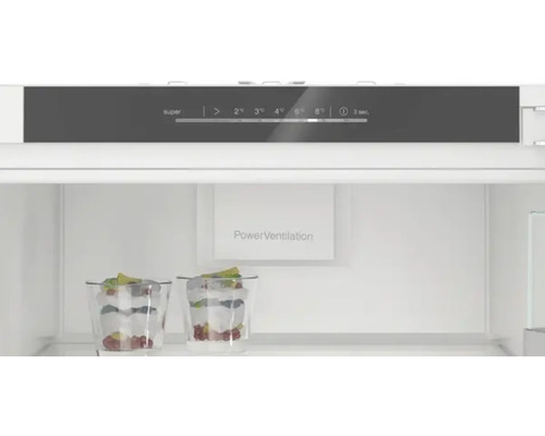 Intérieur d''un réfrigérateur avec affichage numérique de la température et PowerVentilation