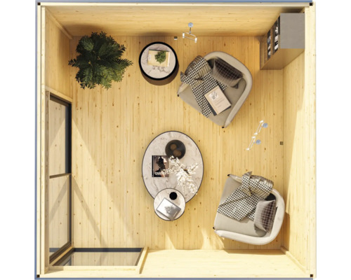 Innenansicht eines Holzhauses mit zwei Sesseln und Tischen