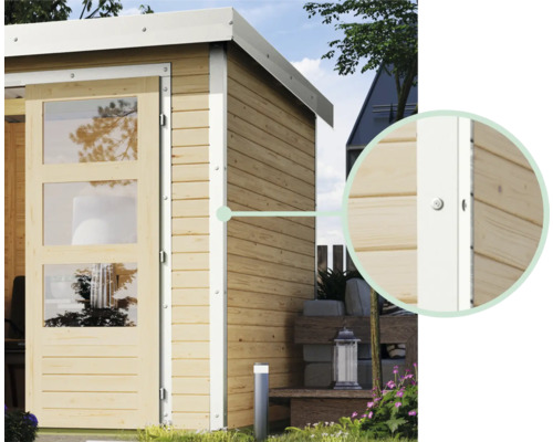 Detailansicht eines Gartenhauses mit Holzfassade und Tür mit Glaseinsätzen