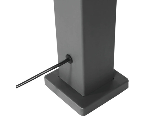 Vue détaillée d''un pilier de pavillon de jardin avec passage de câble