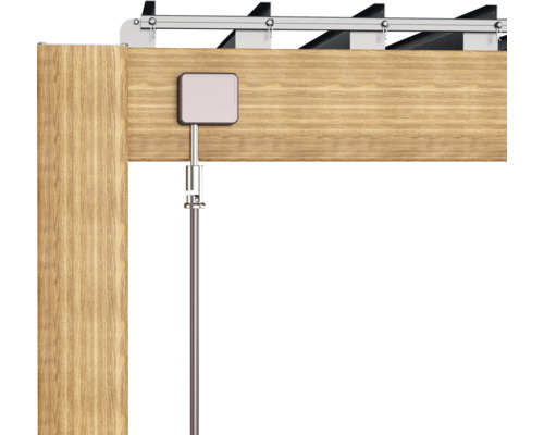 Vue détaillée d''une suspension de store vénitien sur une construction en bois