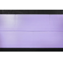 Violette Dämmplatten für die Wand