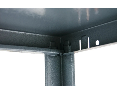 Detailansicht eines Metallregals mit Eckverbindung