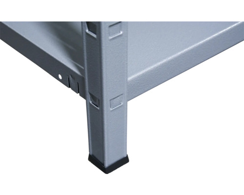 Detailansicht eines Metallregals mit schwarzem Fuß