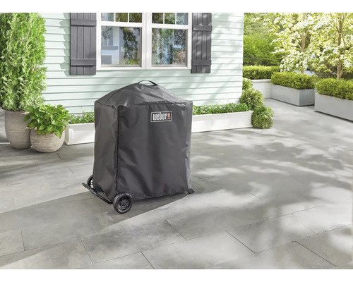 Weber Logo Grill Abdeckhaube auf einer Terrasse