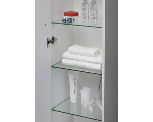 Armoire de salle de bains ouverte avec étagères en verre, serviettes et produits de soins