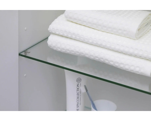 Detailansicht eines Badezimmerschranks mit Glasregal, Handtüchern und Hygieneartikeln