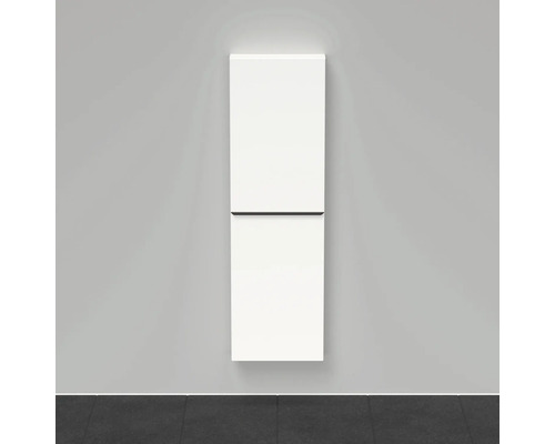 Vertikaler Heizkörper an der Wand montiert