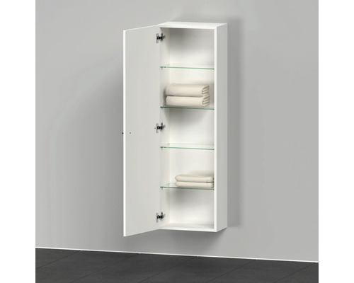 Weisser Bad-Hängeschrank mit geöffneter Tür und Glasböden zur Aufbewahrung von Handtüchern