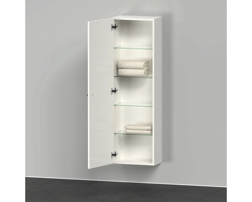 Geöffneter Badezimmerschrank mit Glasböden und Handtüchern an der Wand montiert