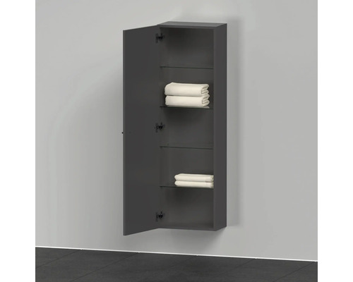 Offener grauer Badezimmerschrank mit Handtüchern an der Wand