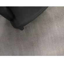 Gros plan d''un fauteuil en cuir noir sur un tapis gris