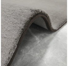 Gros plan d''un tapis gris avec une bordure marron