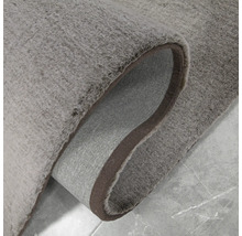 Vue détaillée d''un tapis enroulé gris clair avec un support textile