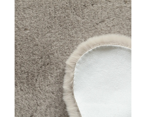 Vue détaillée d''un tapis rond à poils longs et de son dessous