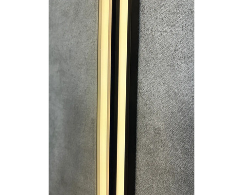 Gros plan d''une lampe LED avec un cadre noir