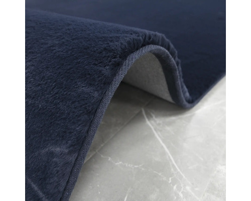 Gros plan d''un tapis bleu marine à la texture douce