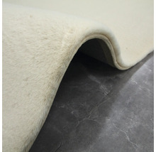 Vue détaillée d''un tapis de couleur claire avec une surface douce