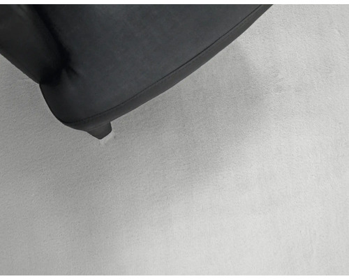 Vue détaillée d''un meuble noir avec un pied bas.