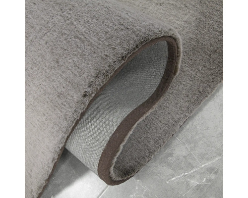 Grauer Teppich mit gekräuselter Kante