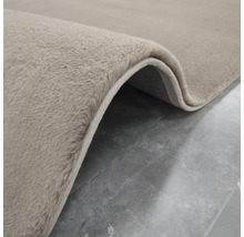 Vue détaillée d''un tapis beige à poils longs