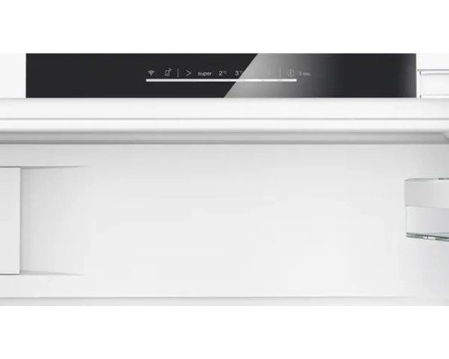 Vue intérieure d''un réfrigérateur avec affichage numérique de la température