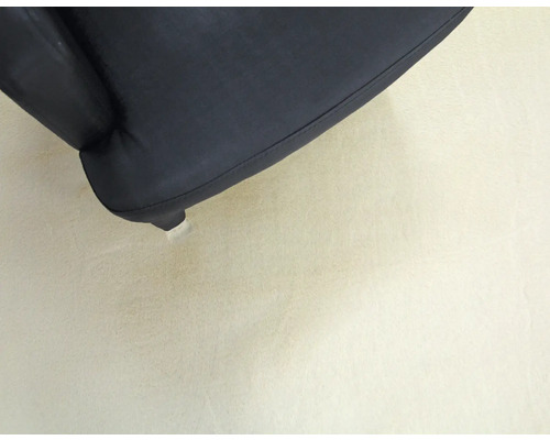 Gros plan d''une chaise noire avec un pied