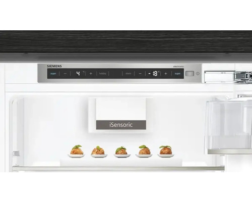 Intérieur d''un réfrigérateur Siemens avec commande électronique, iSensoric et aliments