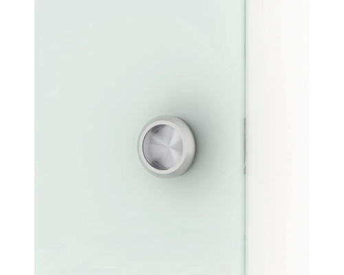 Poignée cuvette métallique sur une porte en verre