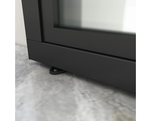 Vue détaillée d''un poêle noir avec pieds réglables sur un sol.