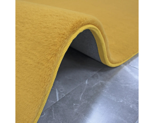 Vue détaillée d''un tapis jaune d''or avec un dos en textile